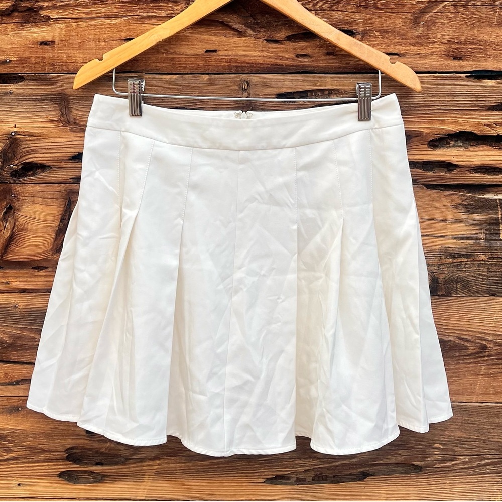 SHEIN | White Pleaded Mini Skirt L